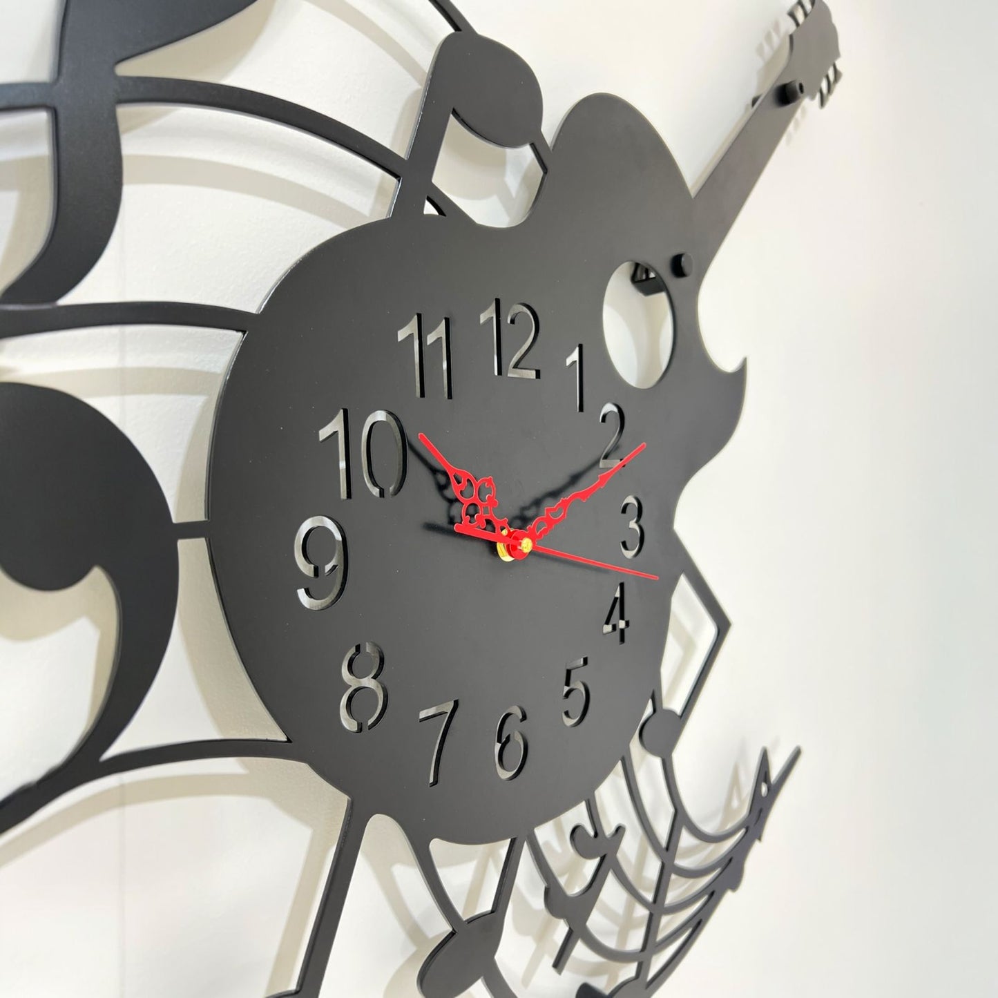 ساعة حائط معدنية على شكل جيتار موسيقي - 74 × 63 سم