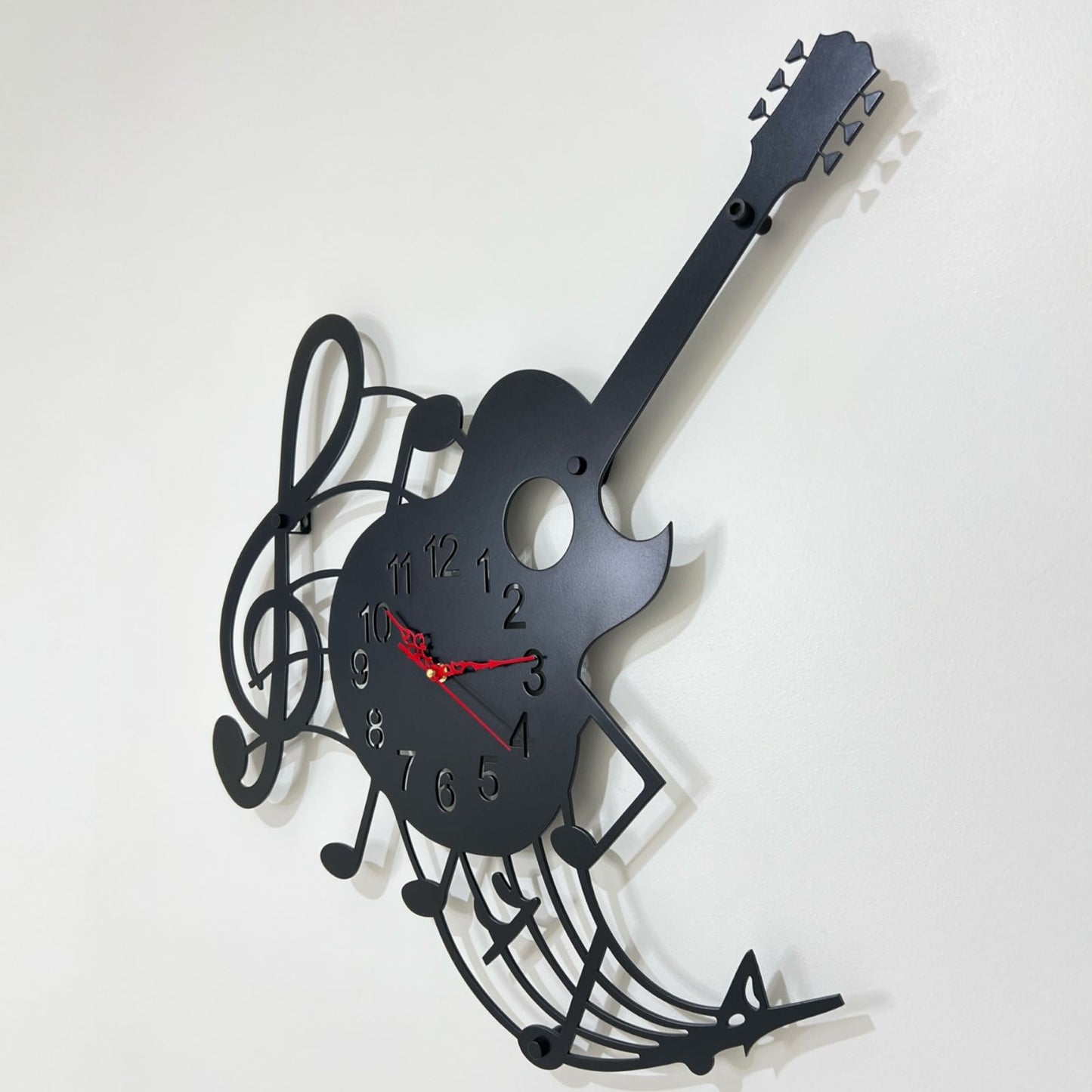 ساعة حائط معدنية على شكل جيتار موسيقي - 74 × 63 سم