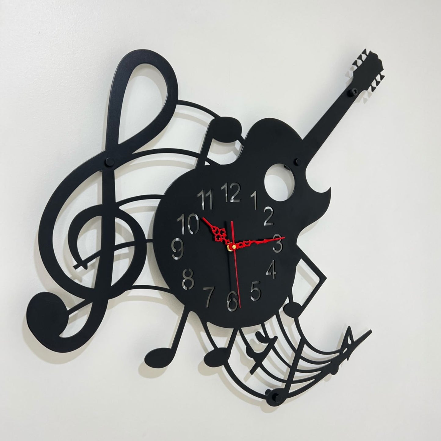 ساعة حائط معدنية على شكل جيتار موسيقي - 74 × 63 سم