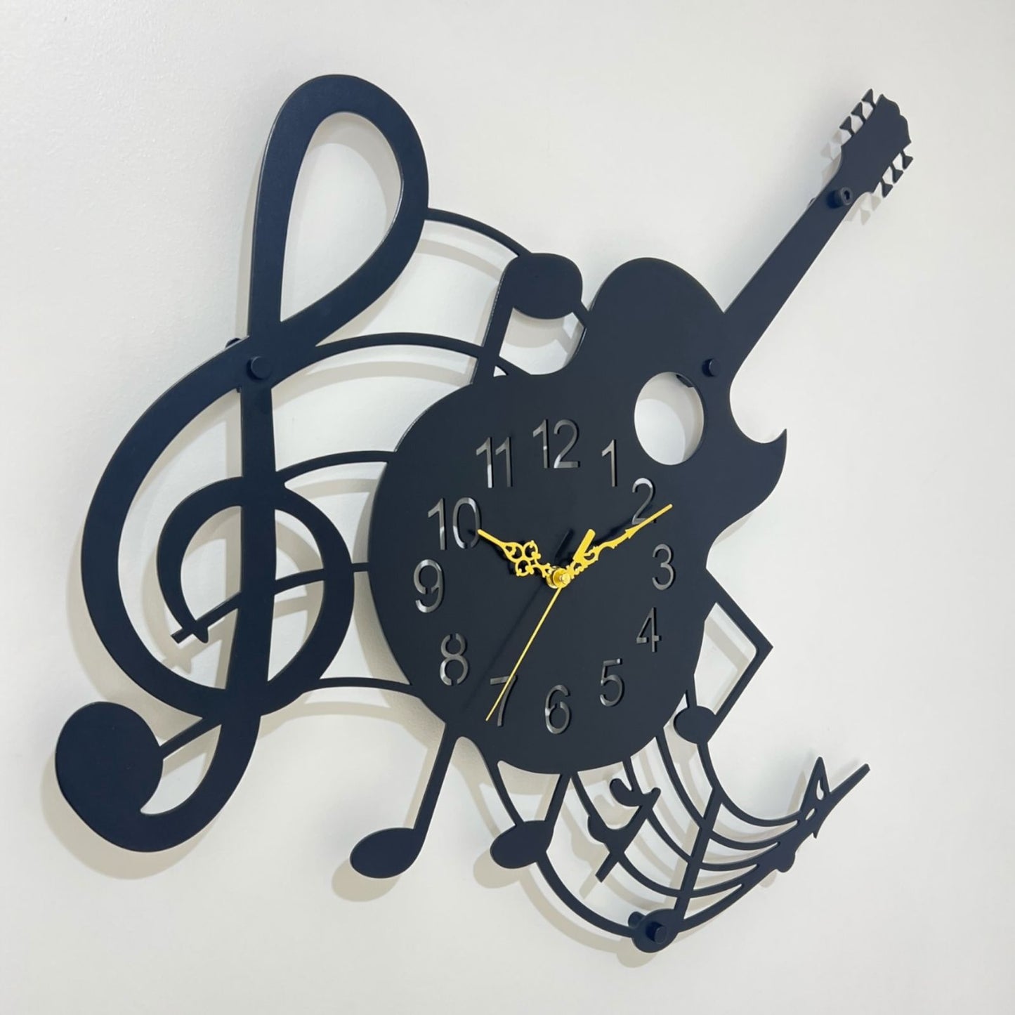 ساعة حائط معدنية على شكل جيتار موسيقي 74×63 سم